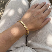 Thumbnail for Bangle armband — gedragen, echte grootte, goud | SKU: btuvoy-g
