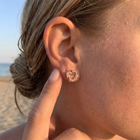 Thumbnail for Hartjes oorbellen — gedragen, echte grootte, rosé goud | SKU: 419593-rose-gold
