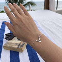 Thumbnail for V armband — gedragen, echte grootte, zilver | SKU: 9443177-white-gold