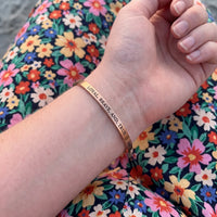 Thumbnail for Armband met tekst — gedragen, echte grootte, rosé goud | SKU: lbat-rg