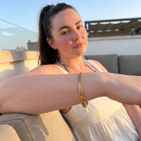Thumbnail for Tekst armband — gedragen op een ontspannen dag, goud | SKU: nftd-g