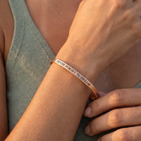 Thumbnail for Gegraveerde armband — close-up van de details, rosé goud | SKU: nftd-rg