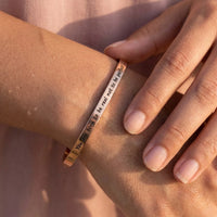 Thumbnail for Gegraveerde armband — close-up van de details, rosé goud | SKU: 9864184-rose