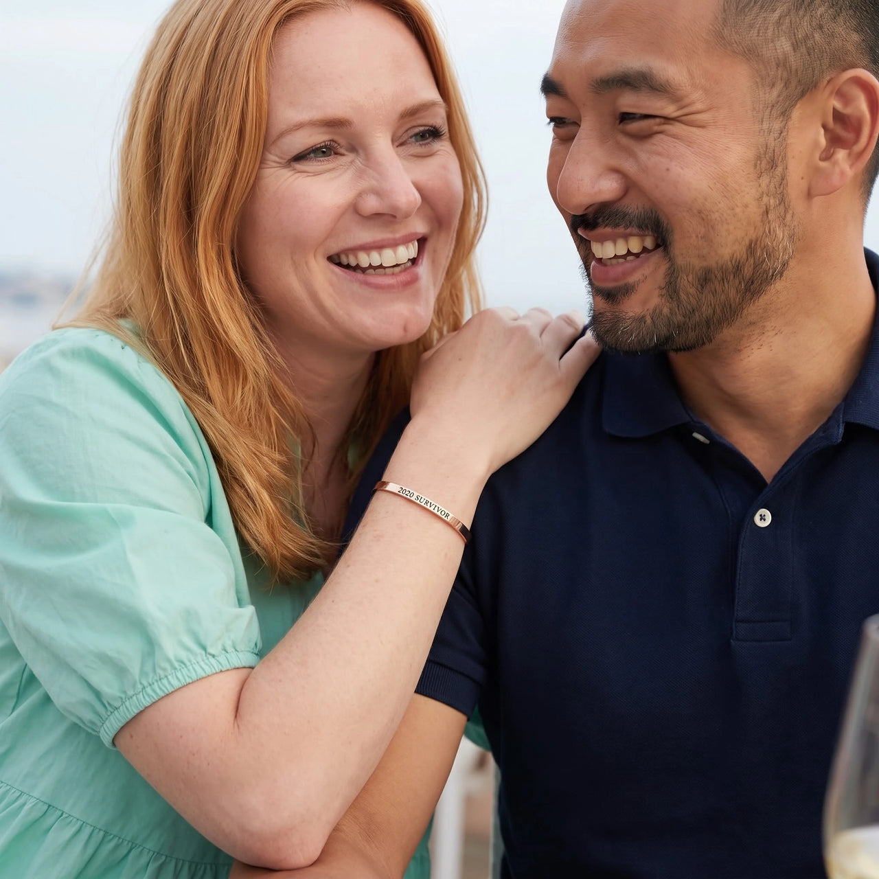 Tekst armband — gedragen door een stel, rosé goud | SKU: 2020s-rg