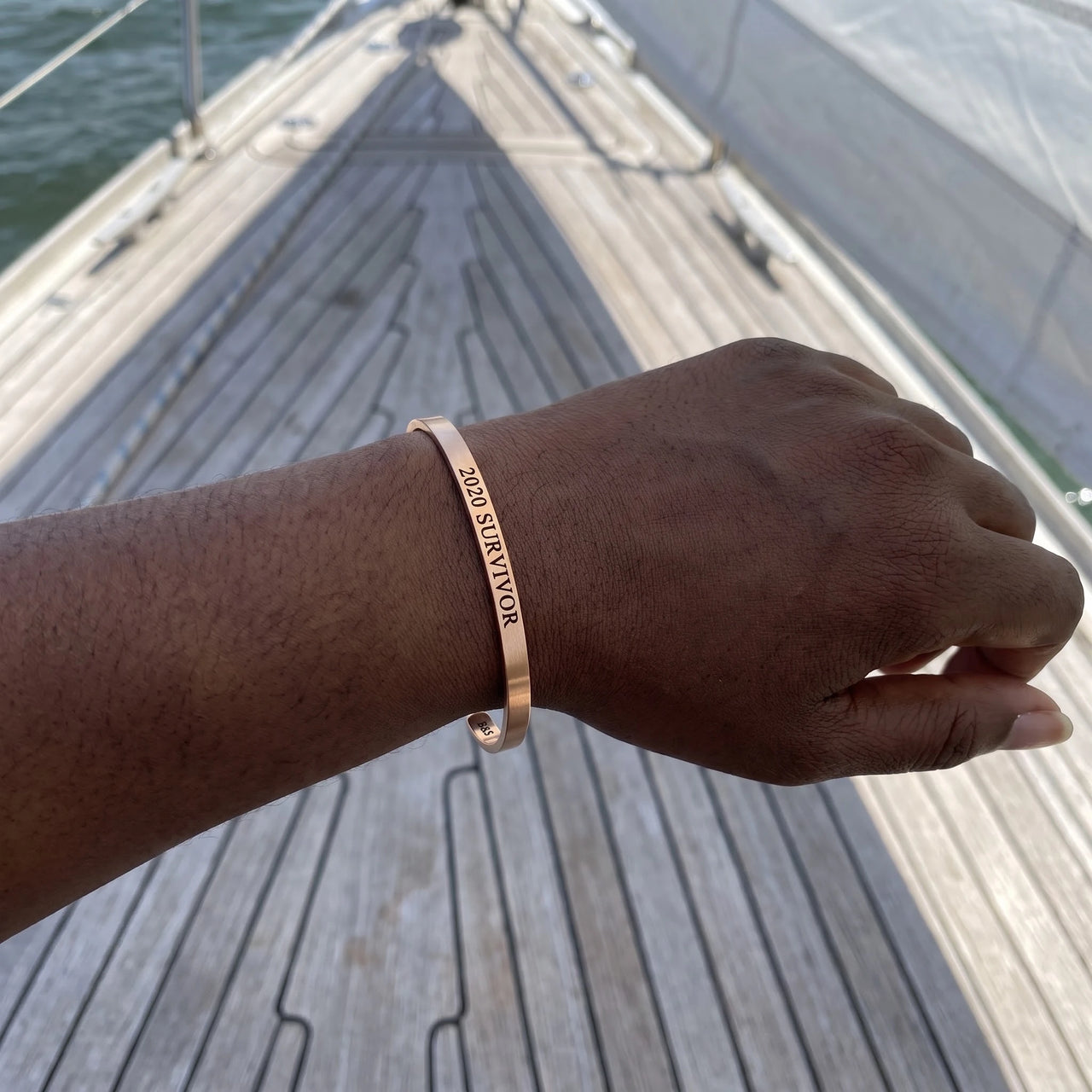 Gegraveerde armband — gedragen, echte grootte, rosé goud | SKU: 2020s-rg