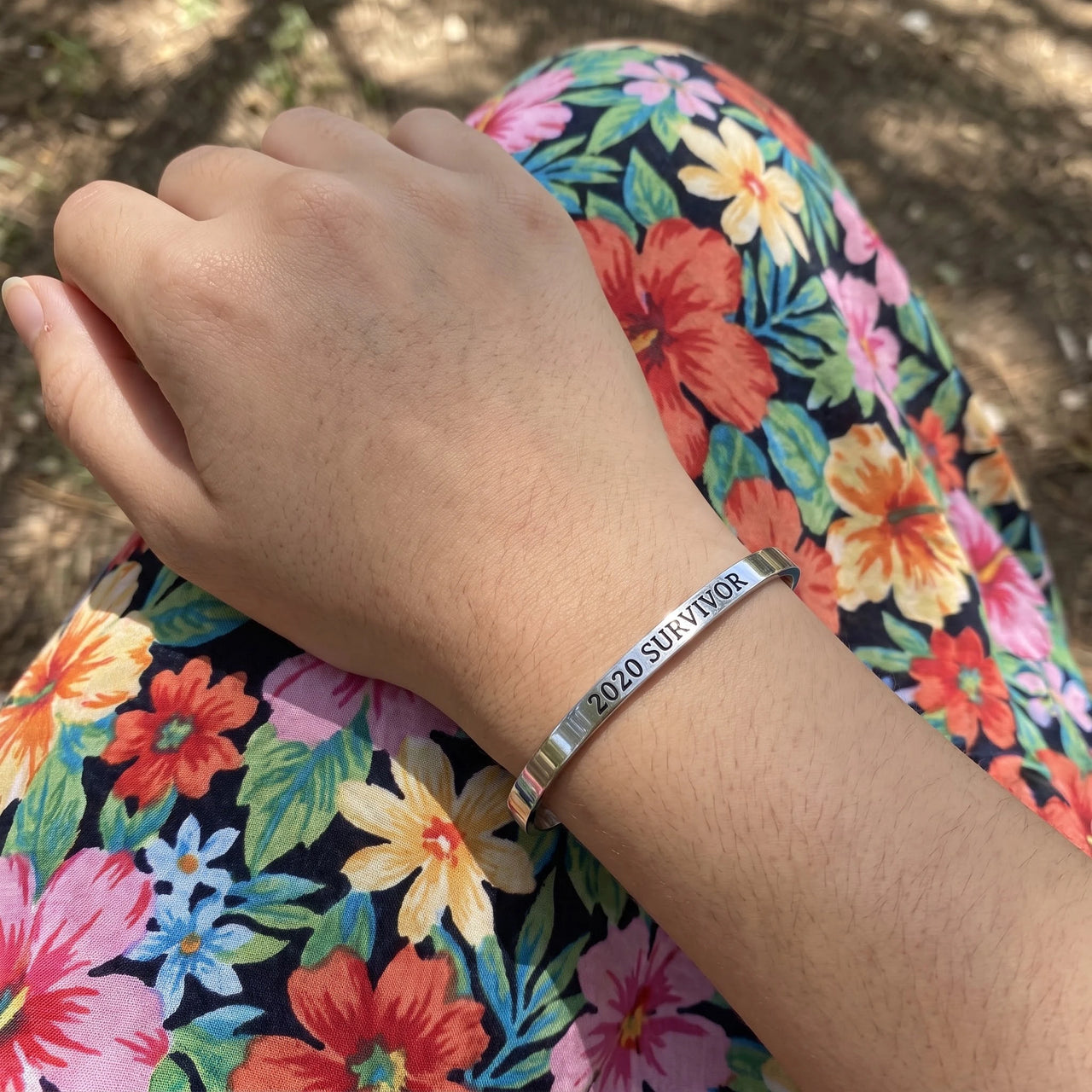 Tekst armband — gedragen, echte grootte, zilver | SKU: 2020s-wg