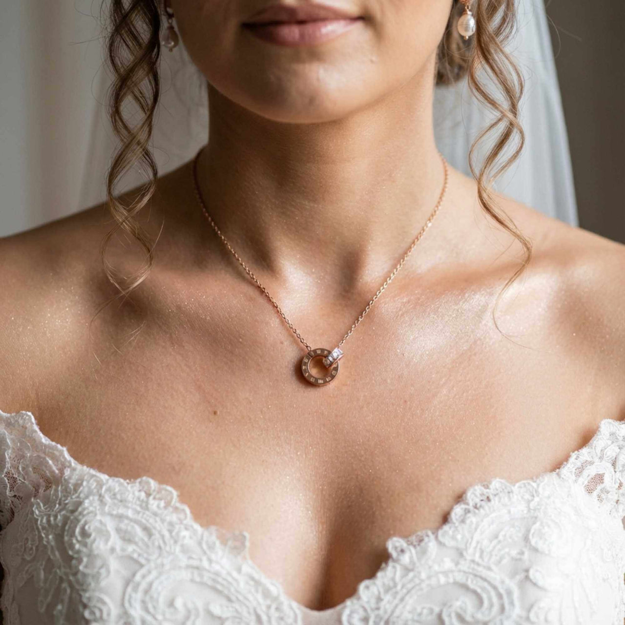 Ketting met Verstrengelde Ringen en Kristal