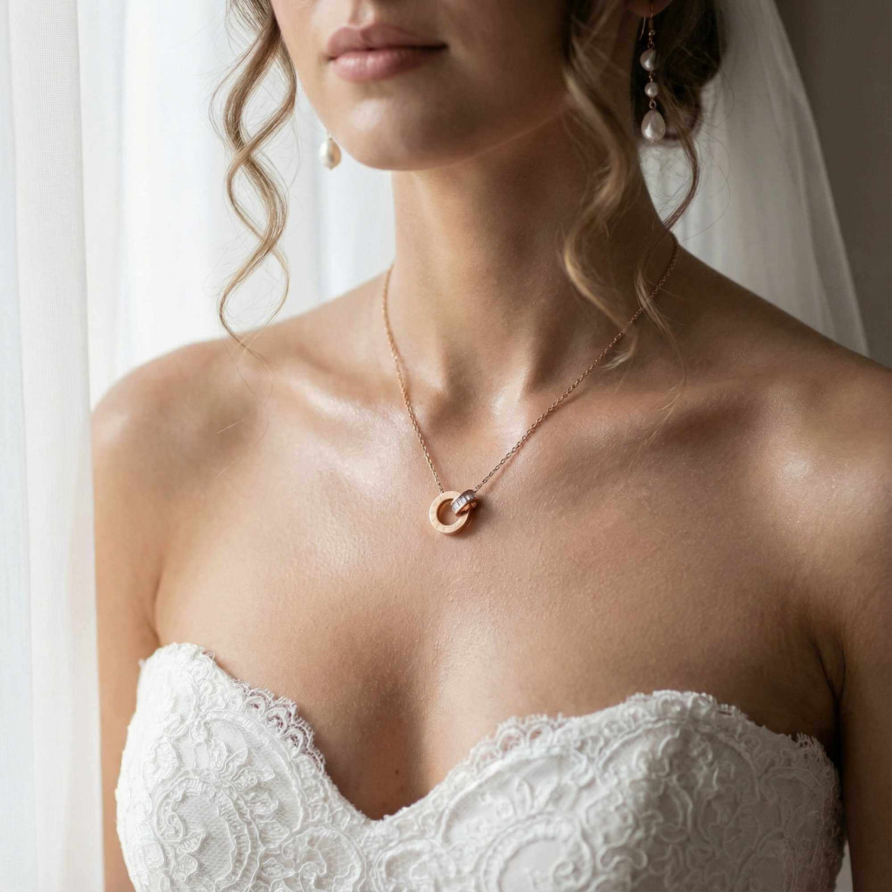 Ketting met Verstrengelde Ringen en Kristal