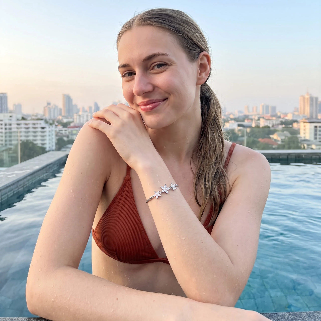 Bloemen armband — gedragen aan het water, zilver | SKU: 422177-white-gold-XS-S