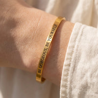Thumbnail for Bangle — close-up van de details, goud | SKU: bgby-g