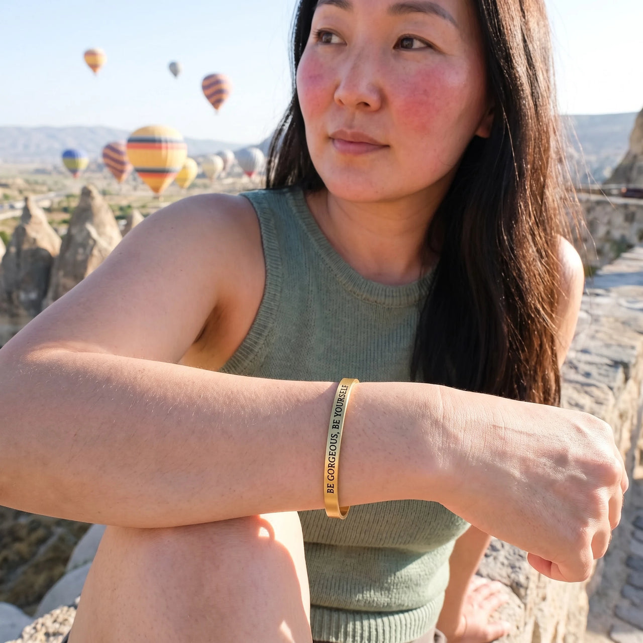 Bangle armband — gedragen op reis, goud | SKU: bgby-g