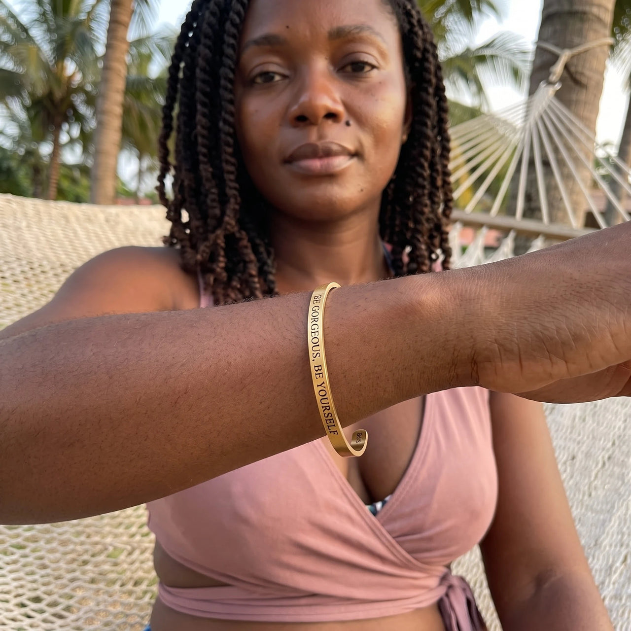Armband met tekst — gedragen op een ontspannen dag, goud | SKU: bgby-g