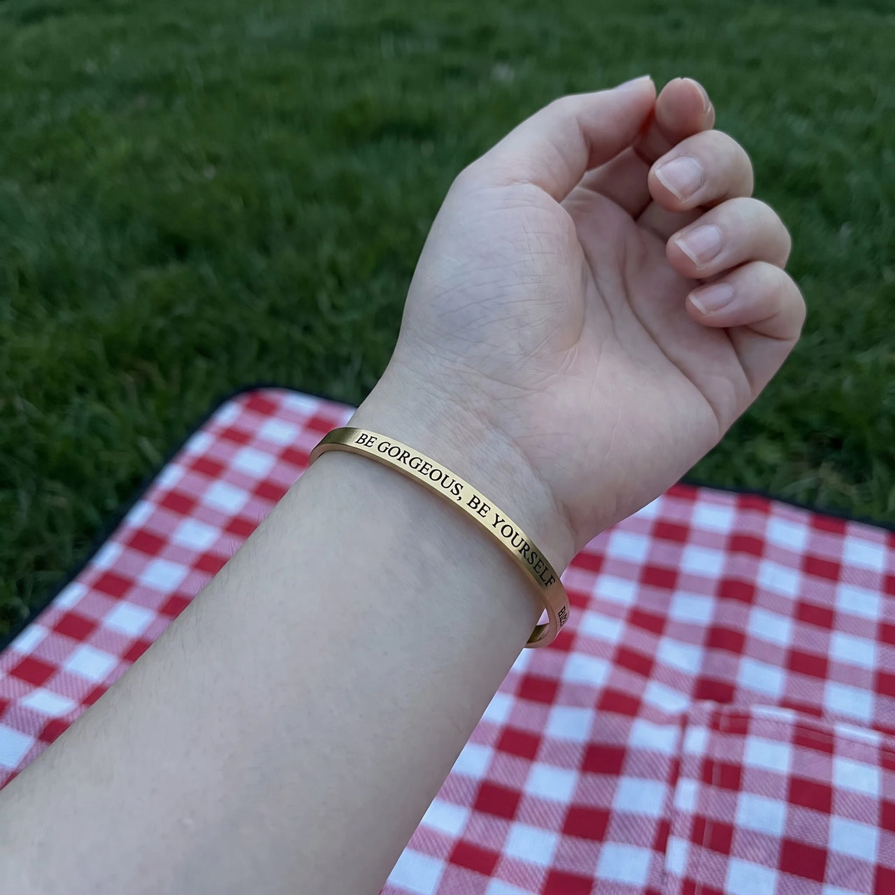 Gegraveerde armband — gedragen, echte grootte, goud | SKU: bgby-g