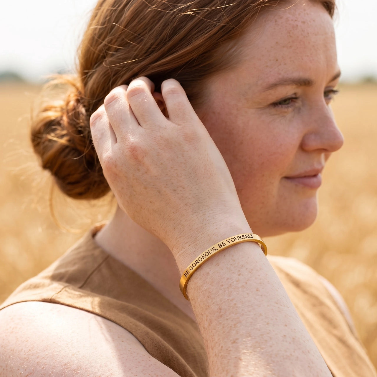 Armband met tekst — gedragen in het dagelijks leven, goud | SKU: bgby-g