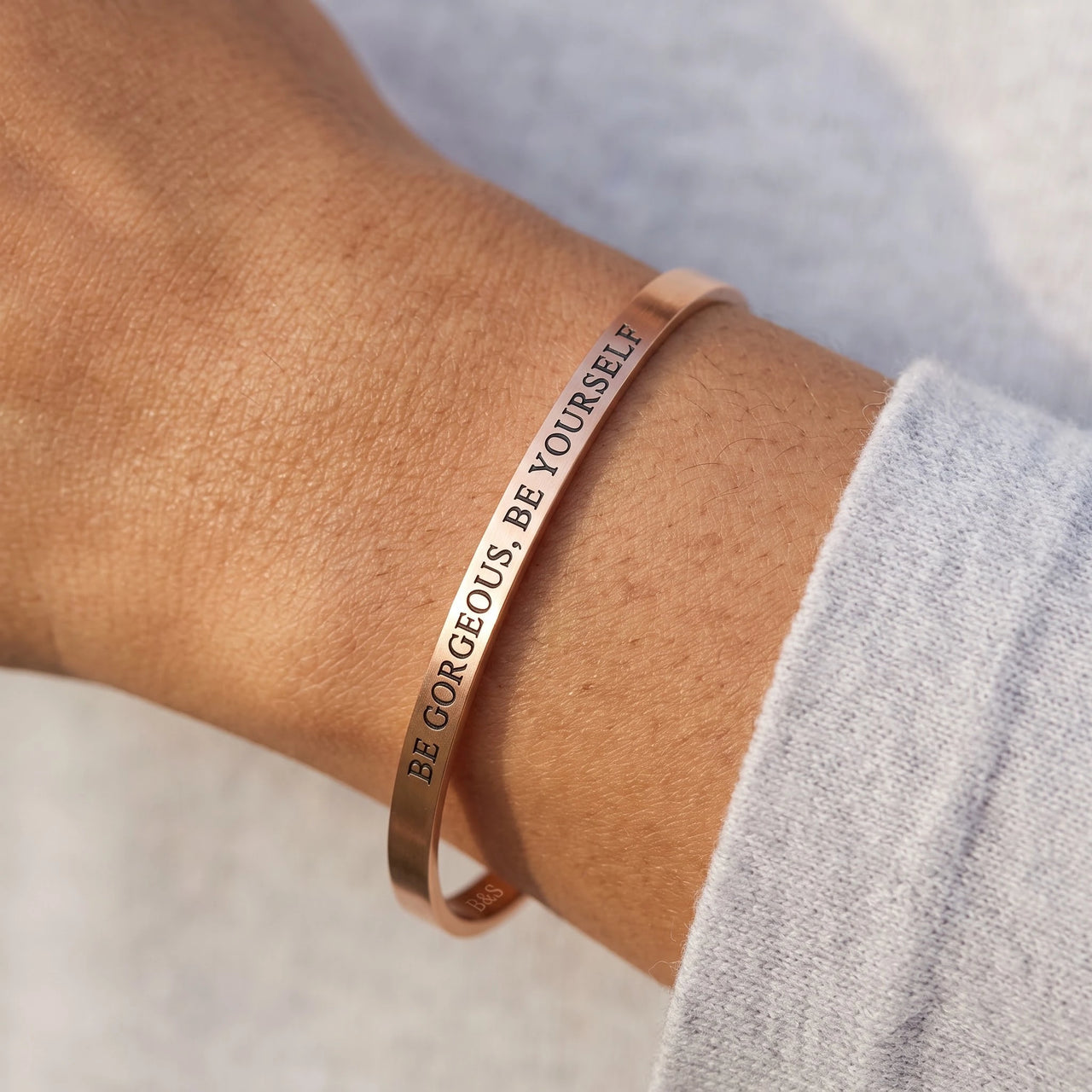 Bangle — close-up van de details, rosé goud | SKU: bgby-rg