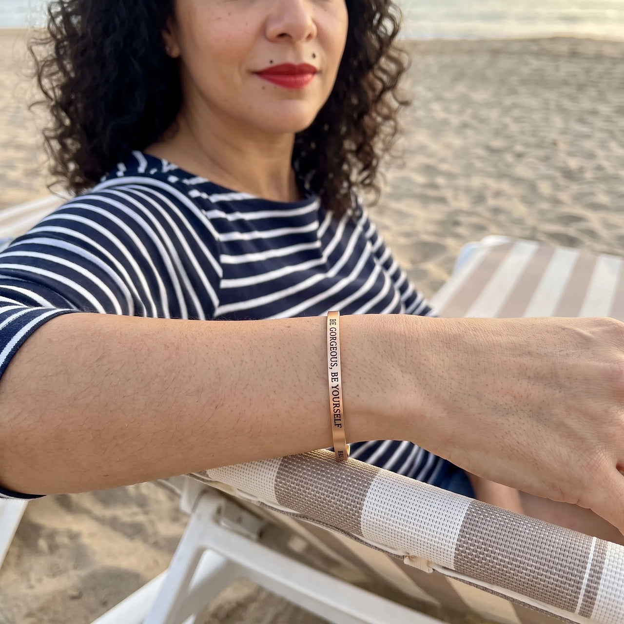 Armband met tekst — gedragen op een ontspannen dag, rosé goud | SKU: bgby-rg