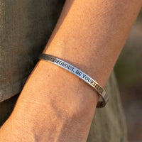 Thumbnail for Armband met tekst — close-up van de details, zilver | SKU: bgby-wg