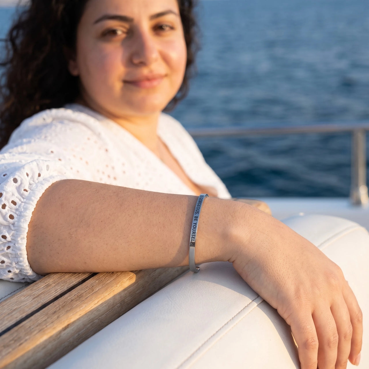 Tekst armband — gedragen op een ontspannen dag, zilver | SKU: bgby-wg