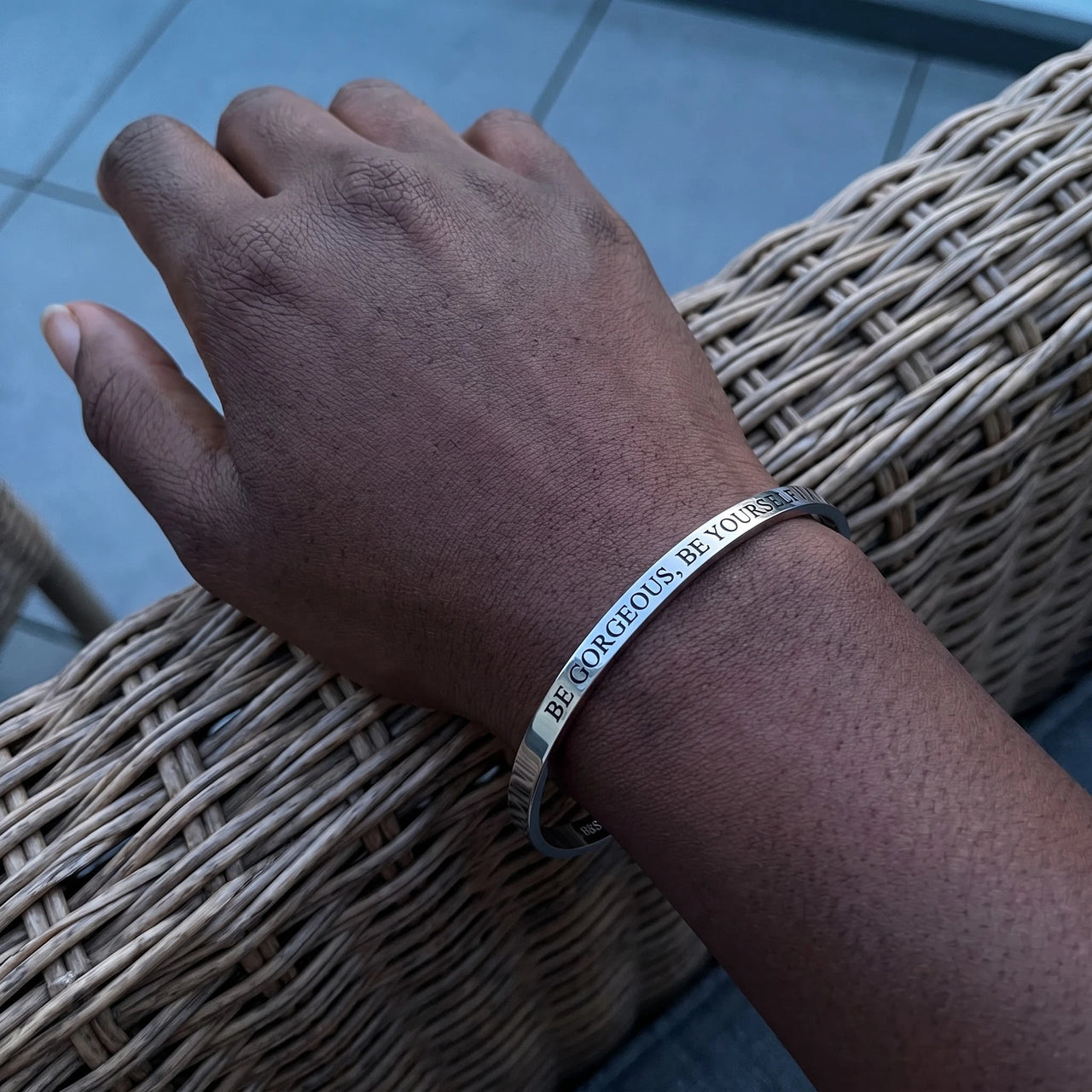 Armband met tekst — gedragen, echte grootte, zilver | SKU: bgby-wg