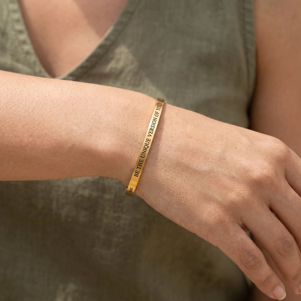 Bangle armband — close-up van de details, goud | SKU: btuvoy-g