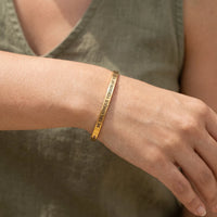 Thumbnail for Bangle armband — close-up van de details, goud | SKU: btuvoy-g