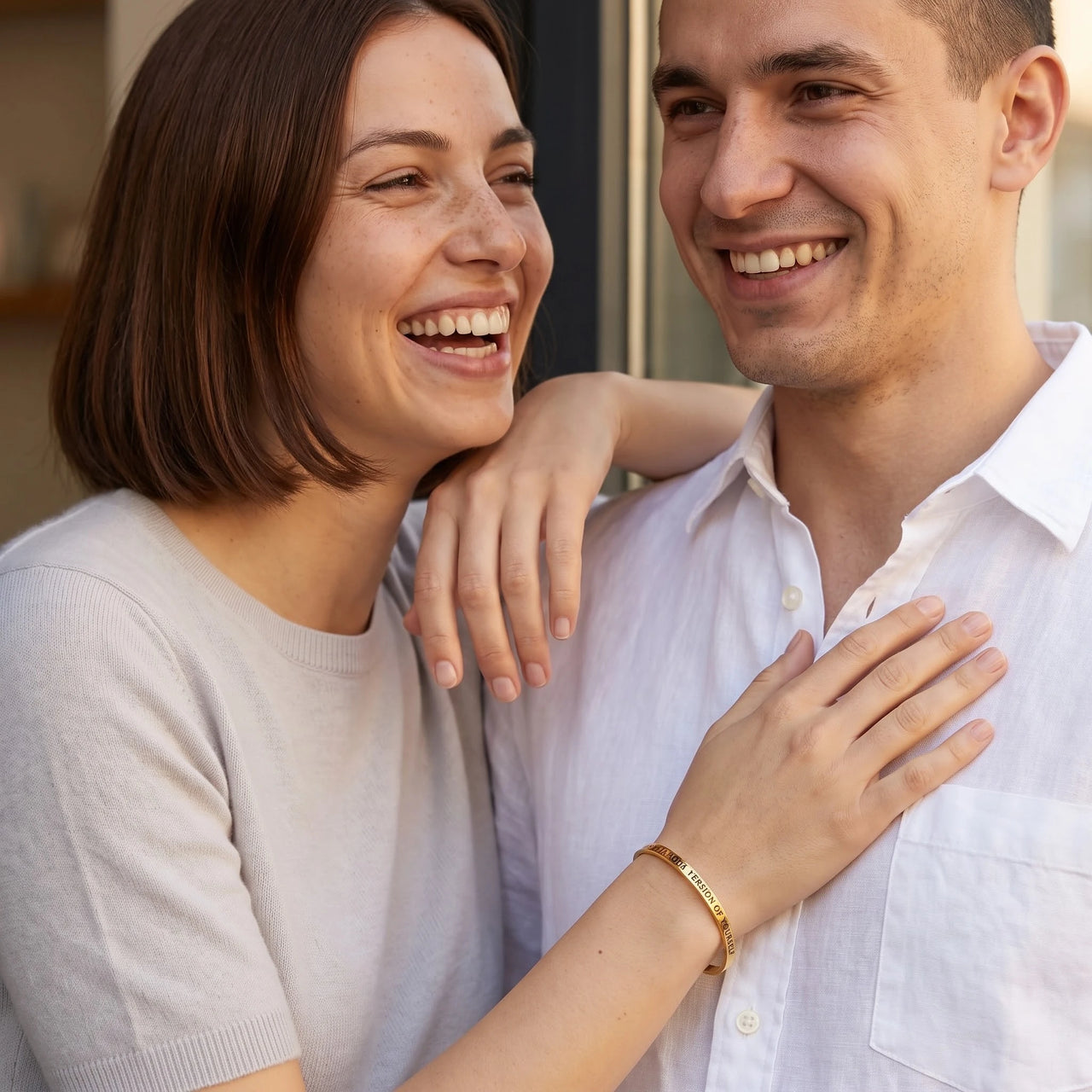 Gegraveerde armband — gedragen door een stel, goud | SKU: btuvoy-g