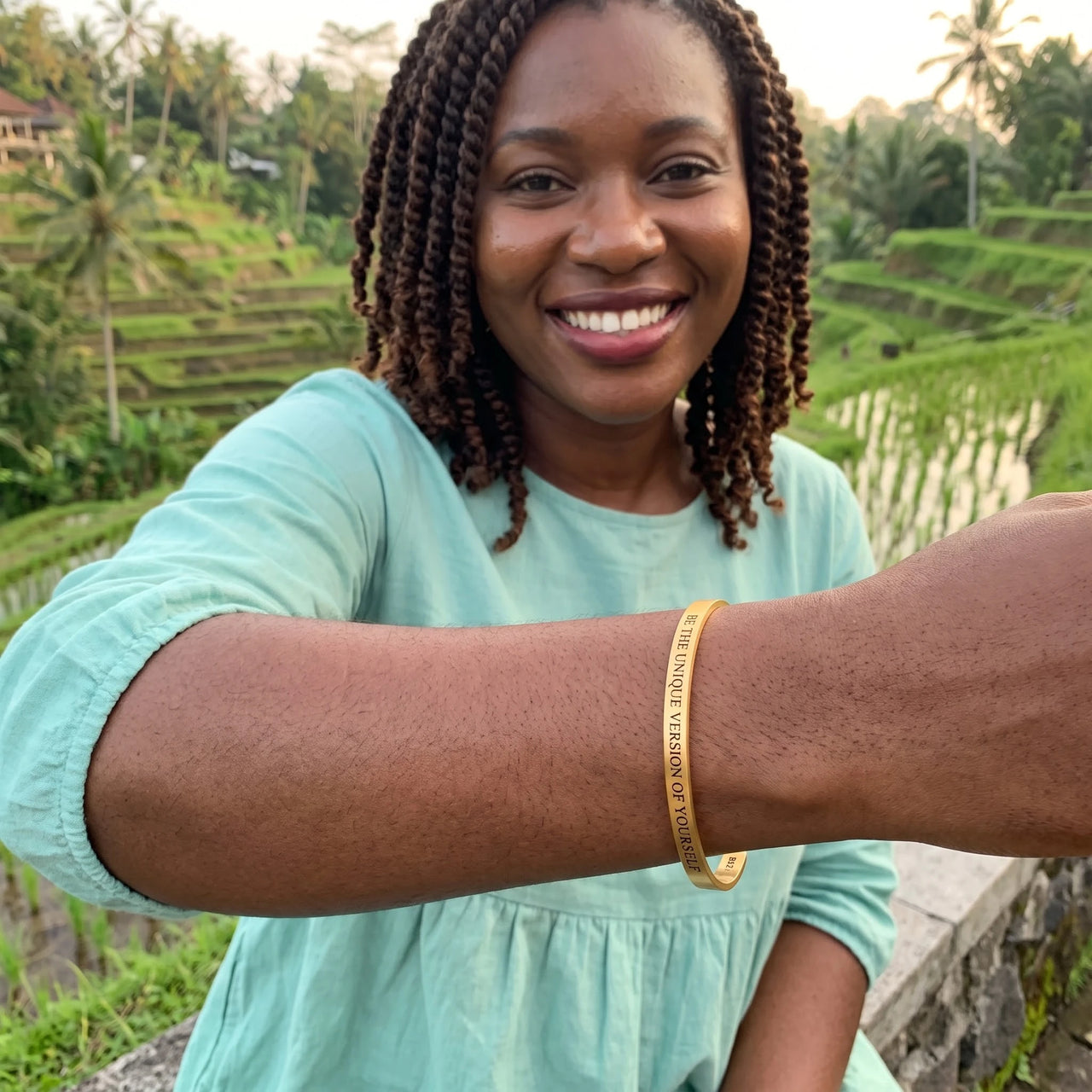 Bangle armband — gedragen op reis, goud | SKU: btuvoy-g