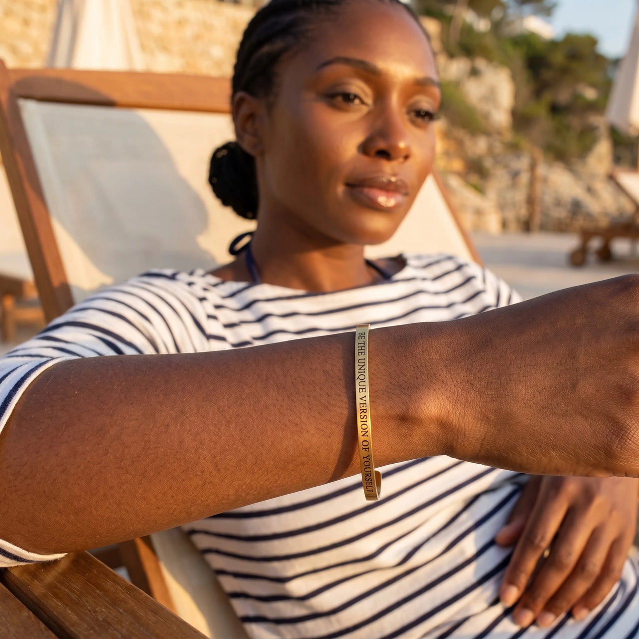 Bangle armband — gedragen op een ontspannen dag, goud | SKU: btuvoy-g