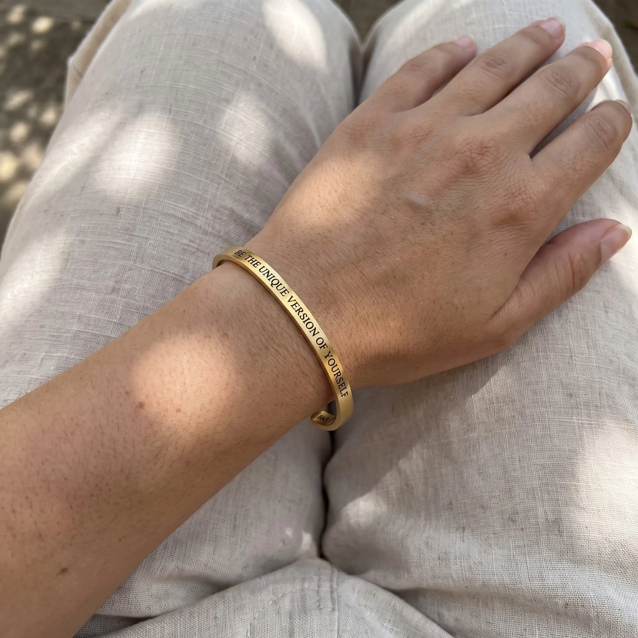 Bangle armband — gedragen, echte grootte, goud | SKU: btuvoy-g