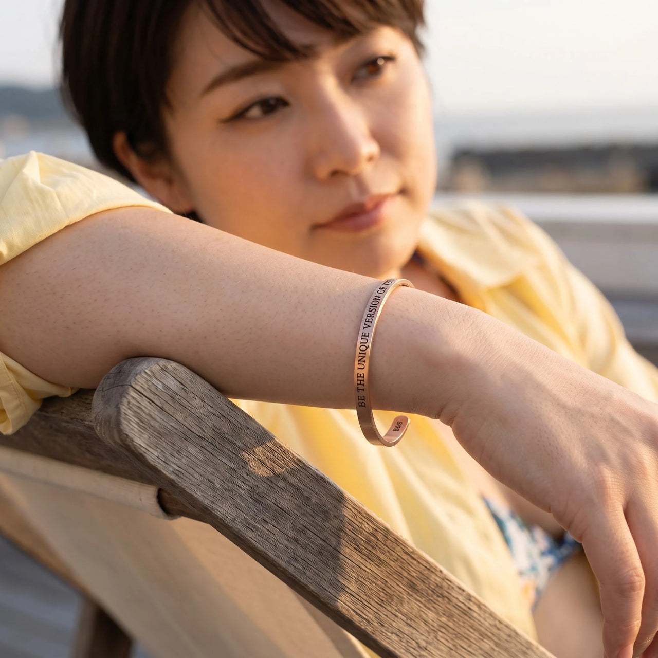 Bangle armband — gedragen op een ontspannen dag, rosé goud | SKU: btuvoy-rg