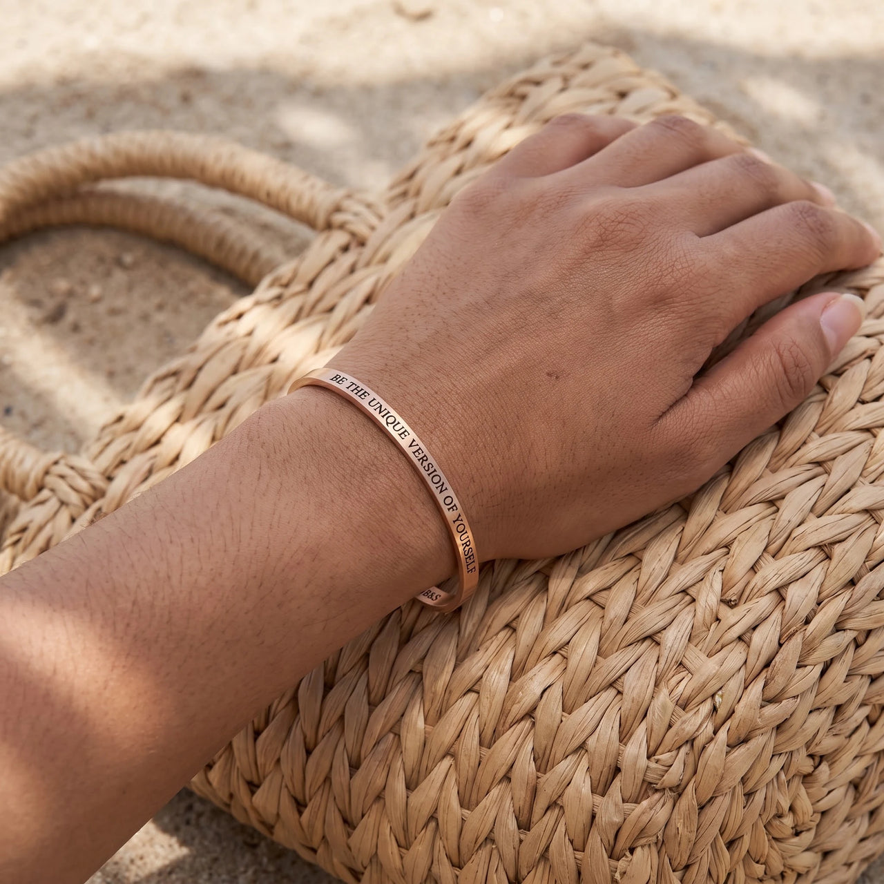 Gegraveerde armband — gedragen, echte grootte, rosé goud | SKU: btuvoy-rg