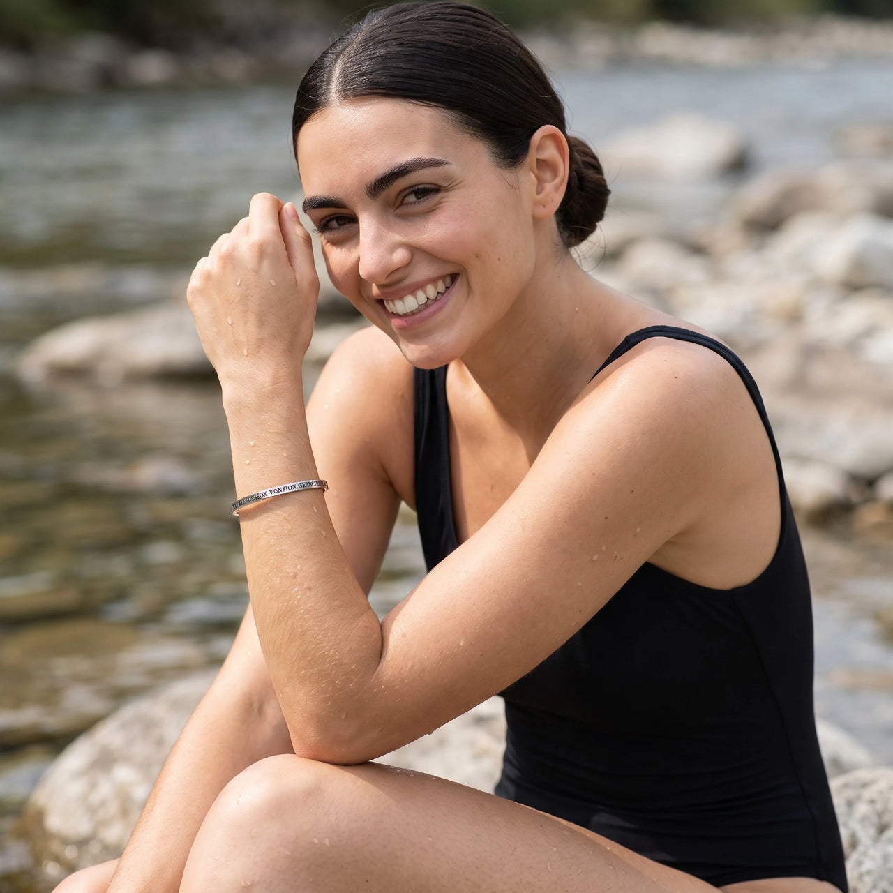 Bangle armband — gedragen aan het water, zilver | SKU: btuvoy-wg