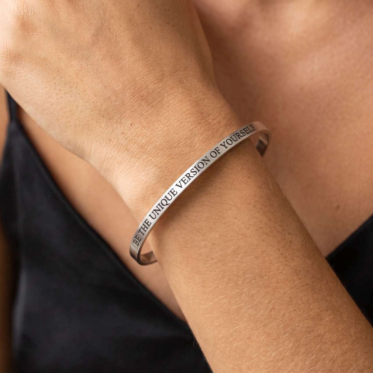 Armband dames — close-up van de details, zilver | SKU: btuvoy-wg