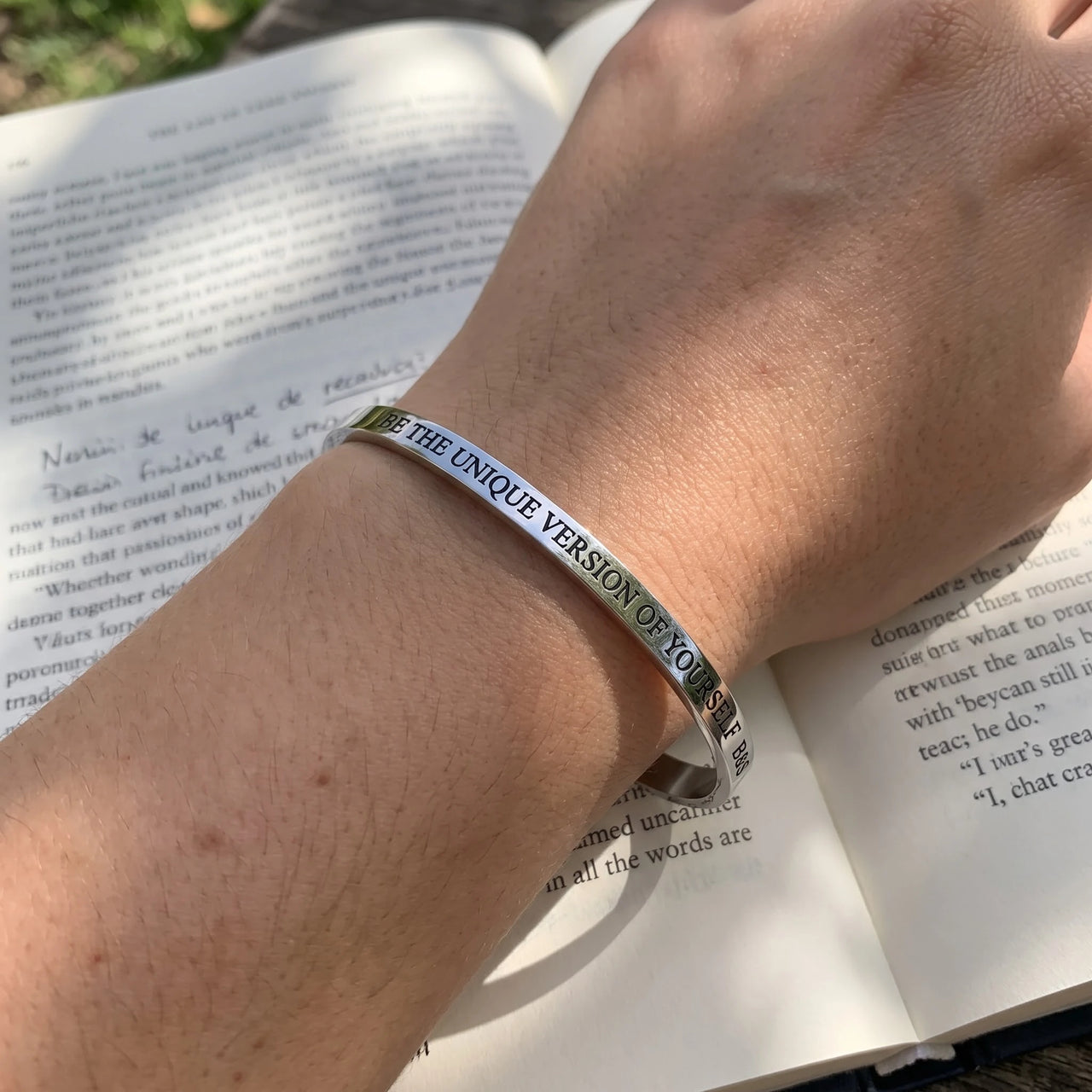 Bangle armband — gedragen, echte grootte, zilver | SKU: btuvoy-wg