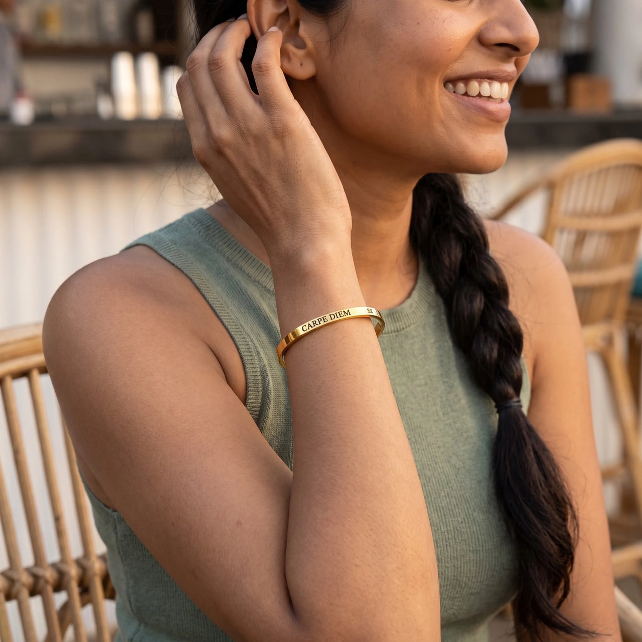 Carpe diem armband — gedragen in het dagelijks leven, goud | SKU: cp-g