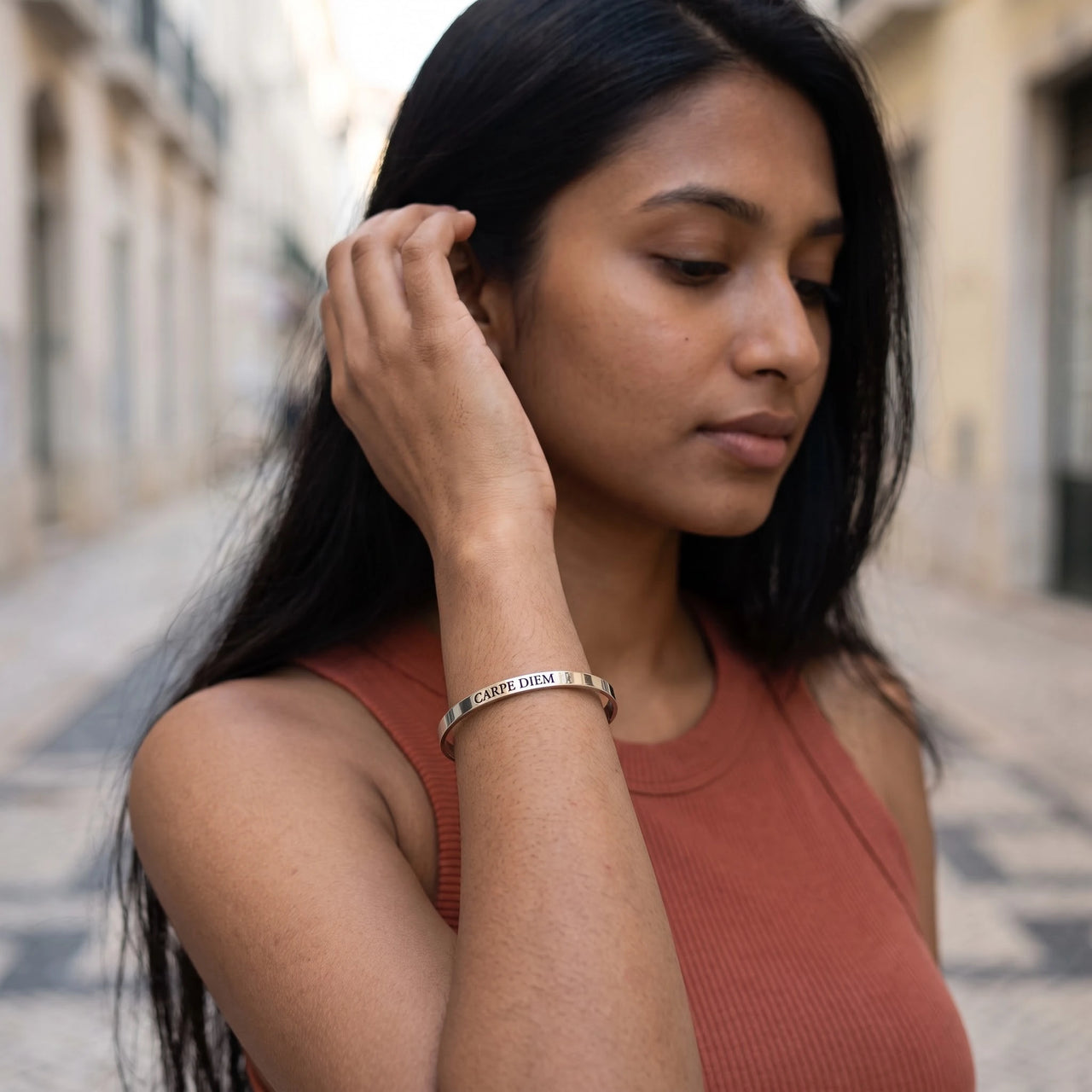 Bangle armband — gedragen in het dagelijks leven, zilver | SKU: cp-wg