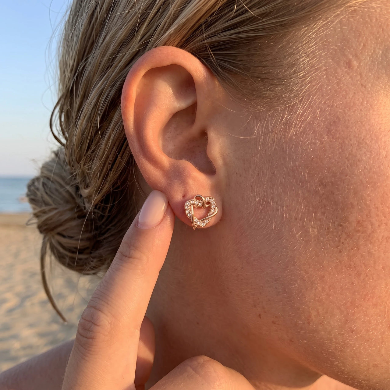 Hartjes oorbellen — gedragen, echte grootte, rosé goud | SKU: 419593-rose-gold