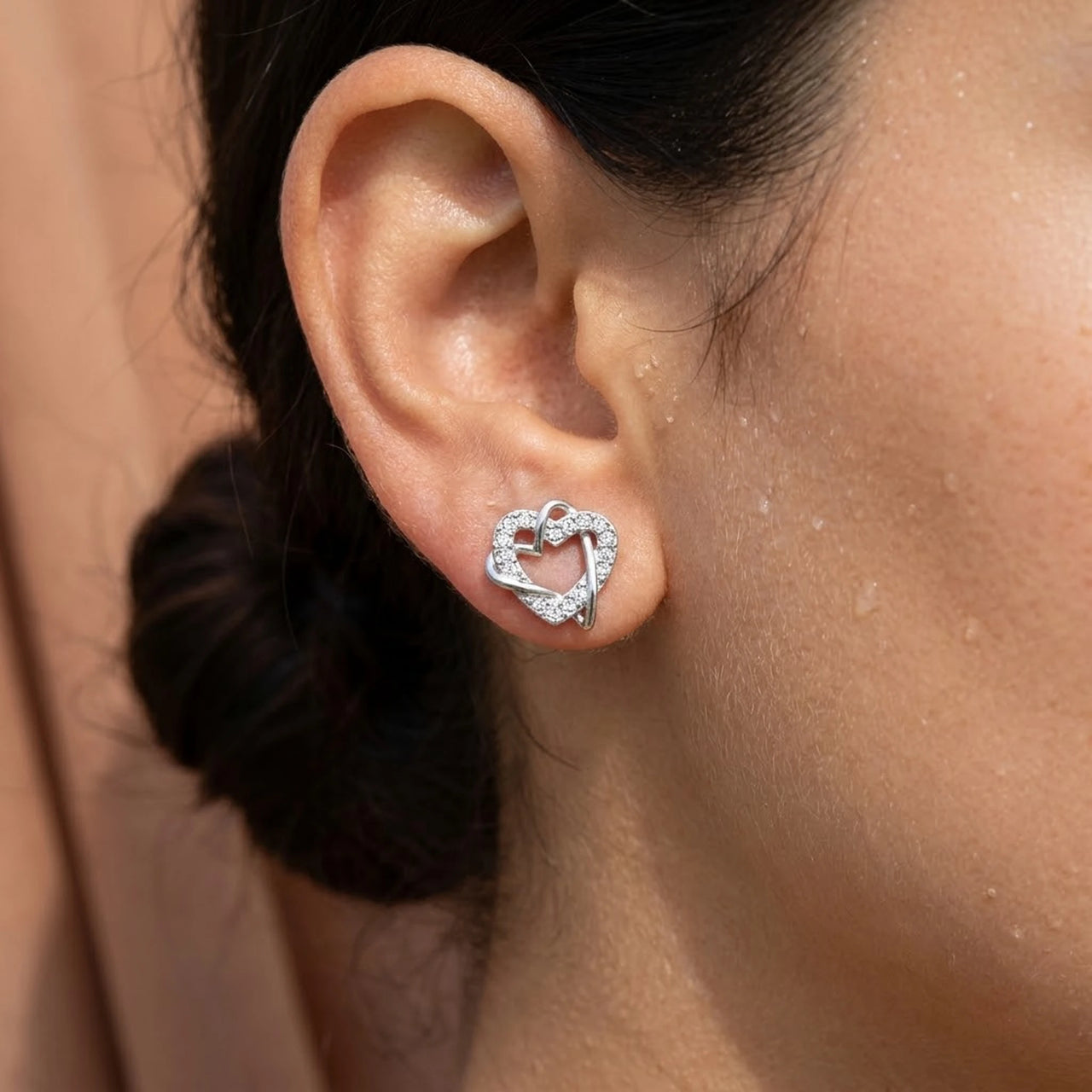 Hartjes oorbellen — close-up van de details, zilver | SKU: 4478648-platinum-plated-clear