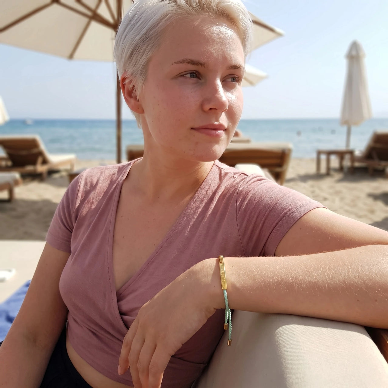 Mint armband — gedragen op een ontspannen dag, goud | SKU: lamenthe-g