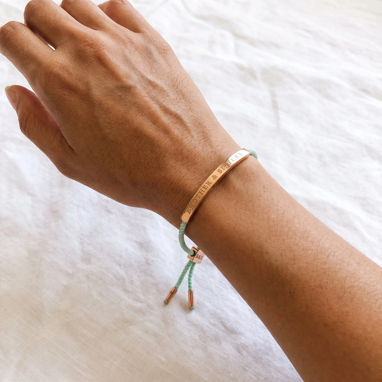 Touwtjes armband — gedragen, echte grootte, rosé goud | SKU: lamenthe-rg