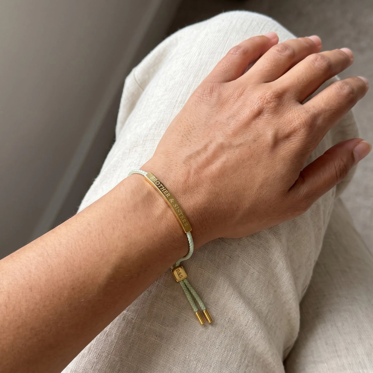 Groene armband — gedragen, echte grootte, goud | SKU: lanature-g