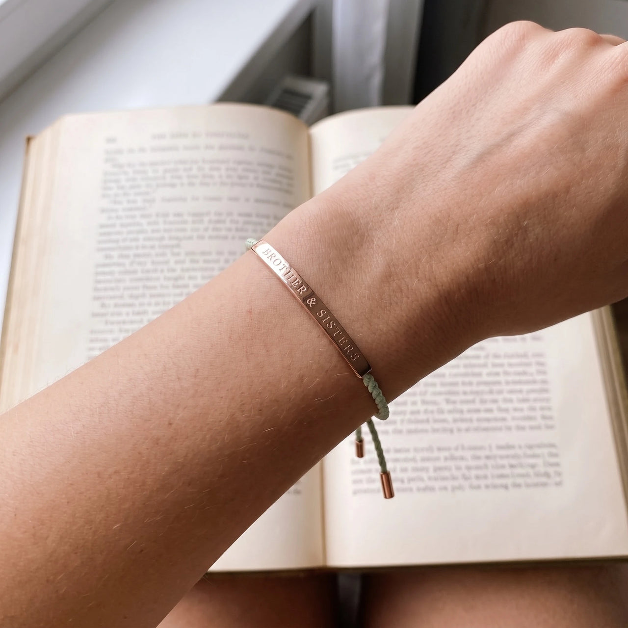 Gevlochten armband — gedragen, echte grootte, rosé goud | SKU: lanature-rg