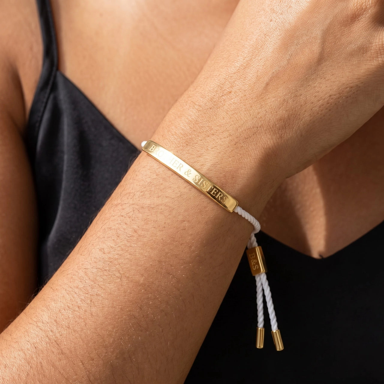 Touw armband — close-up van de details, goud | SKU: laperle-g