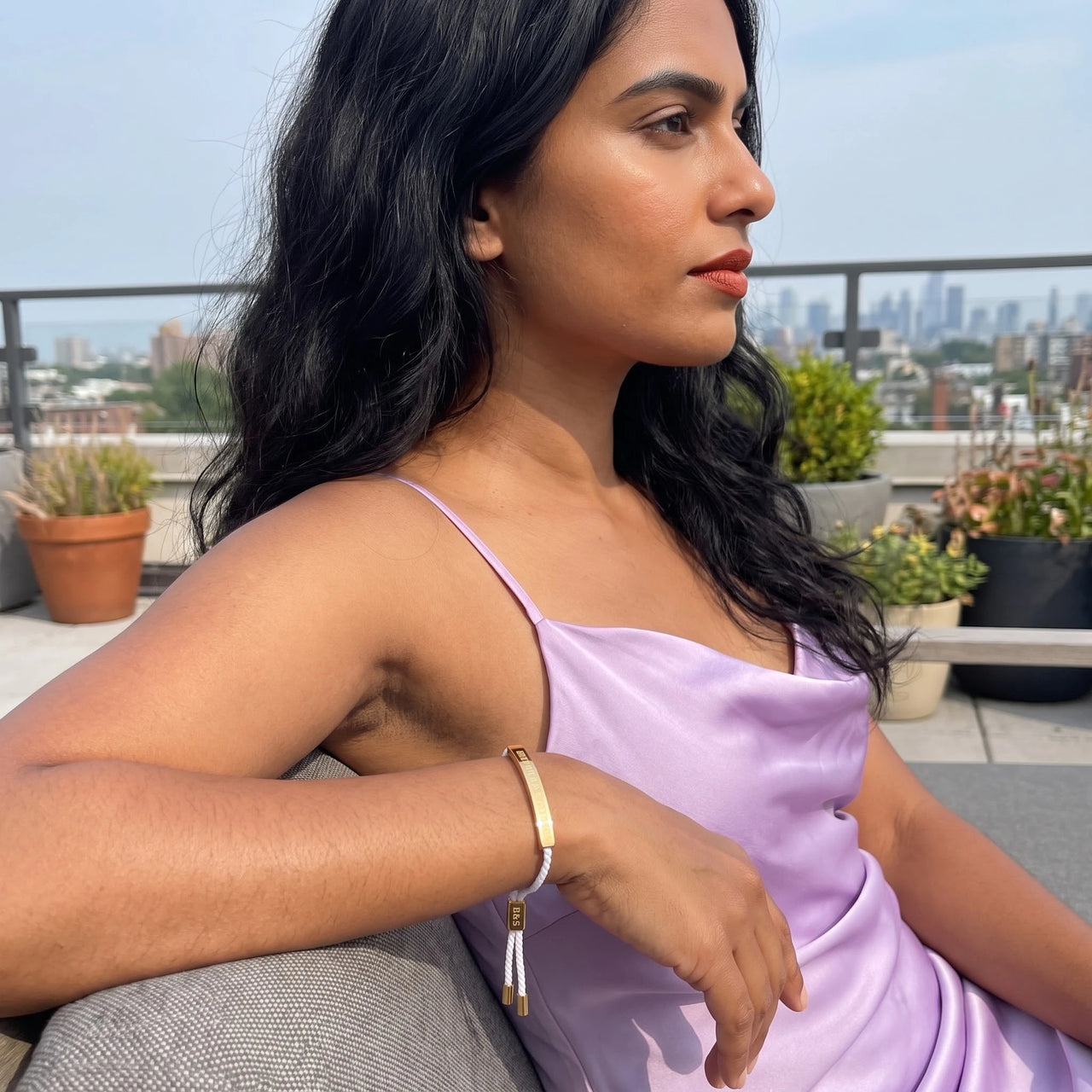 Witte armband — gedragen op een ontspannen dag, goud | SKU: laperle-g