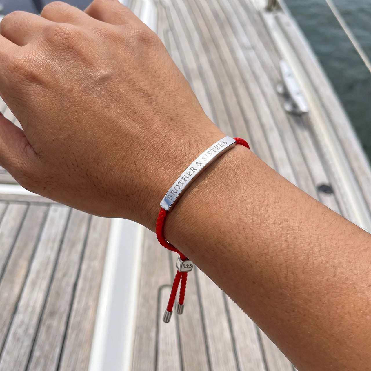 Gegraveerde armband — gedragen, echte grootte, zilver | SKU: lamour-wg