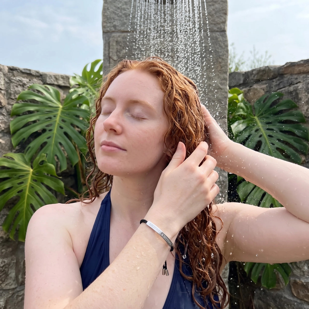Zwarte armband — gedragen onder de douche, waterproof, zilver | SKU: lecaviar-wg
