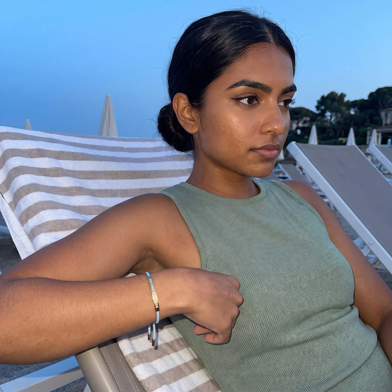 Blauwe armband — gedragen op een ontspannen dag, goud | SKU: leciel-g
