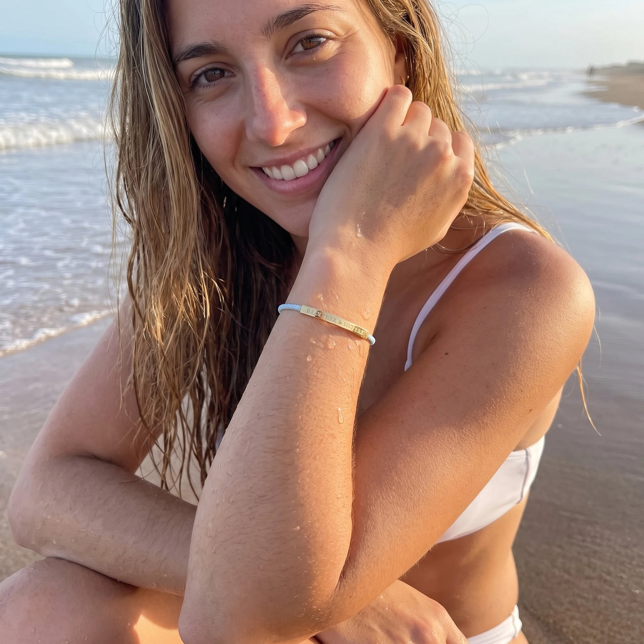 Blauwe armband — gedragen in het water, waterproof, goud | SKU: leciel-g