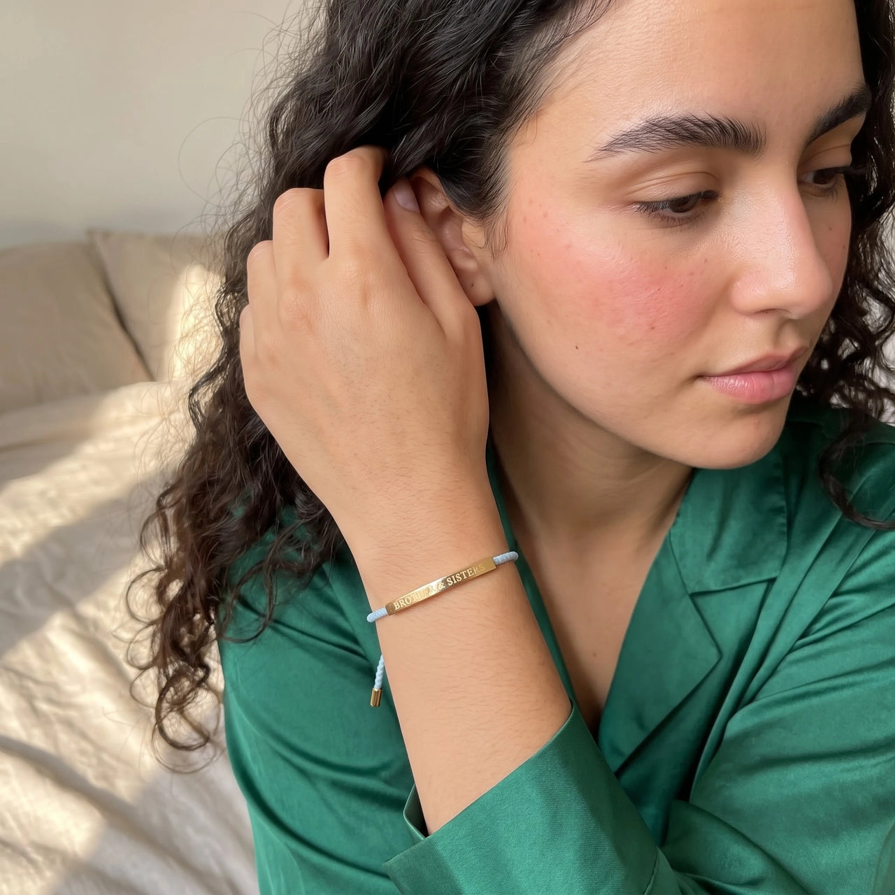 Gegraveerde armband — gedragen in het dagelijks leven, goud | SKU: leciel-g