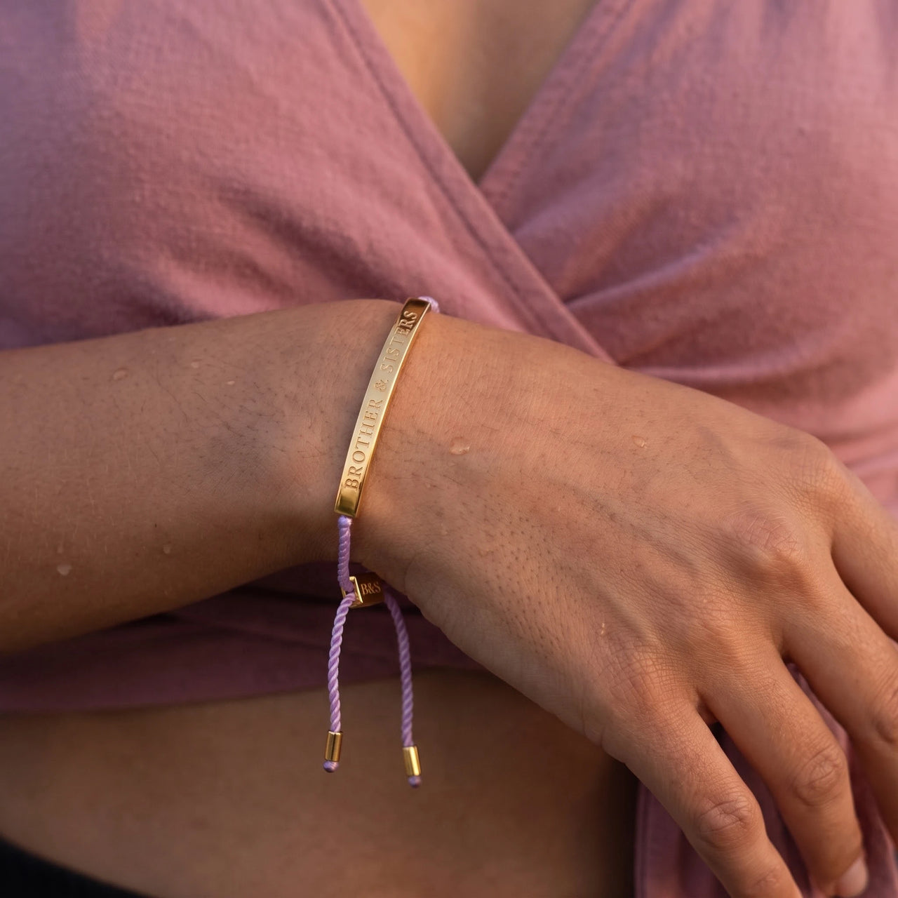 Touw armband — close-up van de details, goud | SKU: lemauve-g